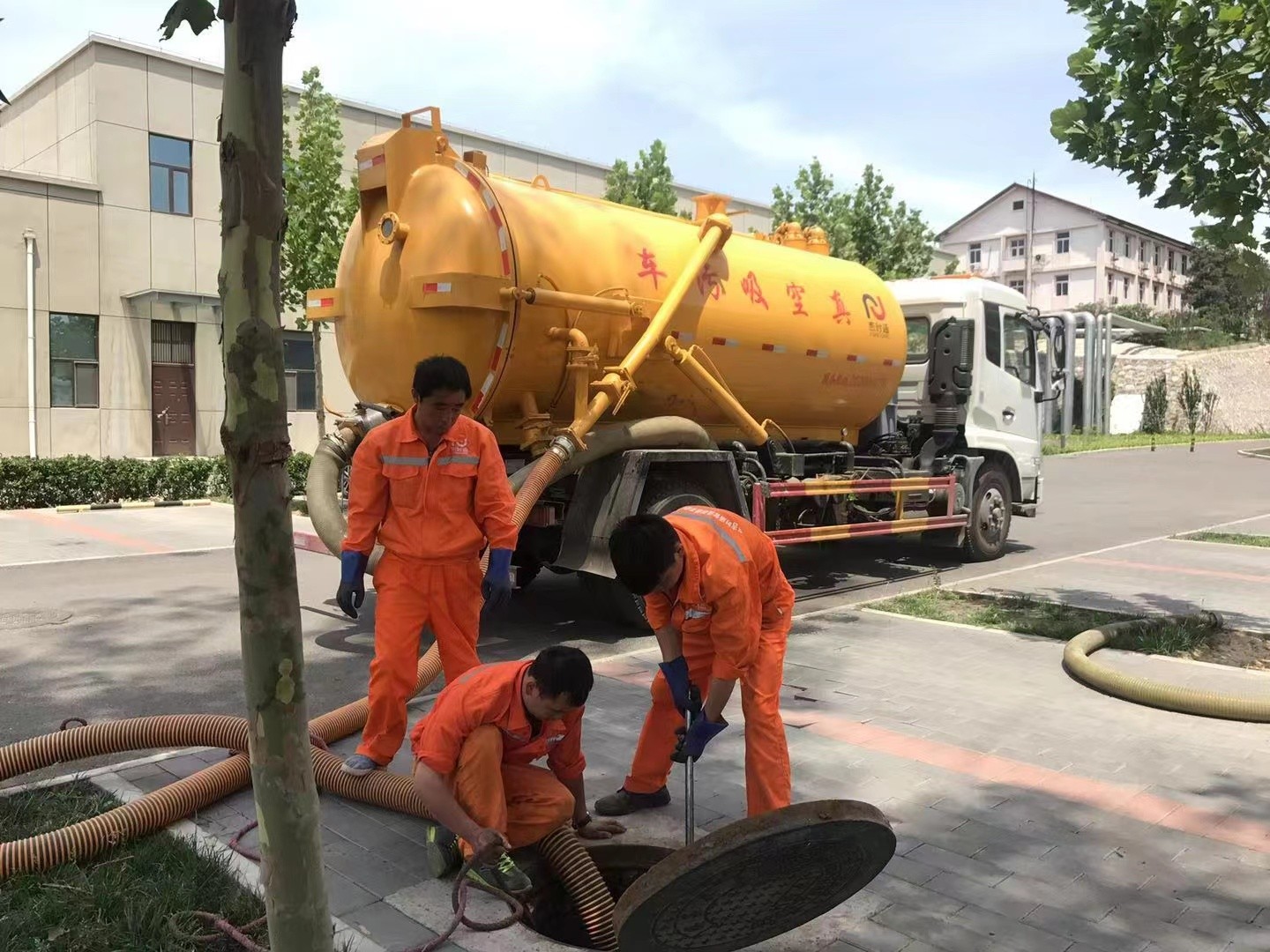 金秀管道疏通车停在窨井附近