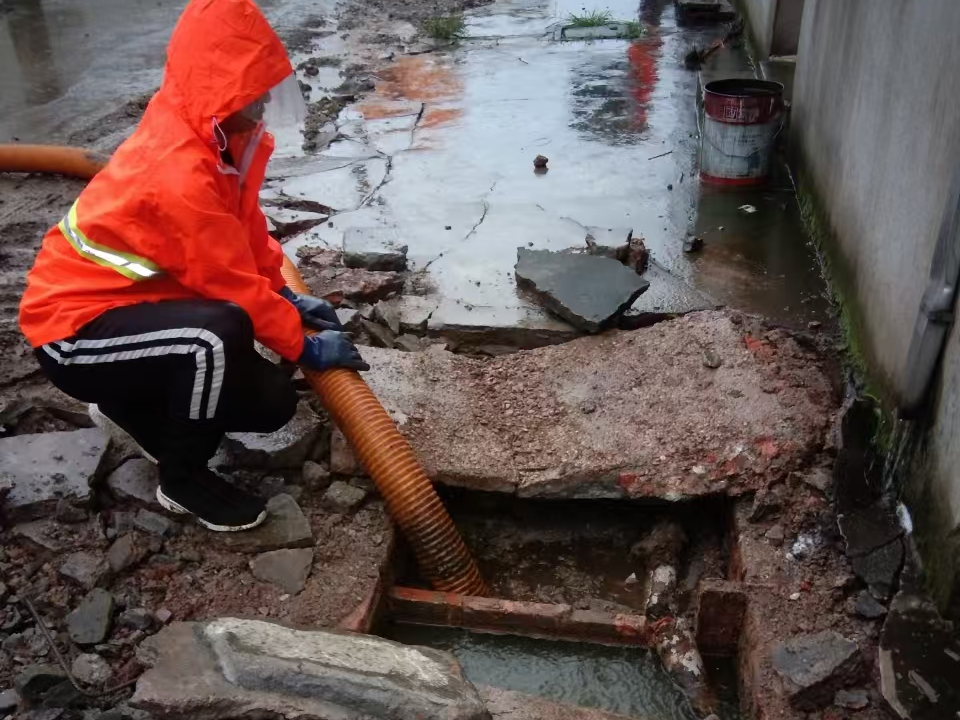 金秀专业清理污水池 炜誉市政以规范流程守护城市 “肠道”