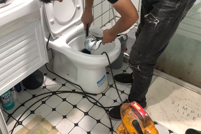 金秀马桶堵塞自己疏通还是找师傅?专业上门服务让你省时更省心